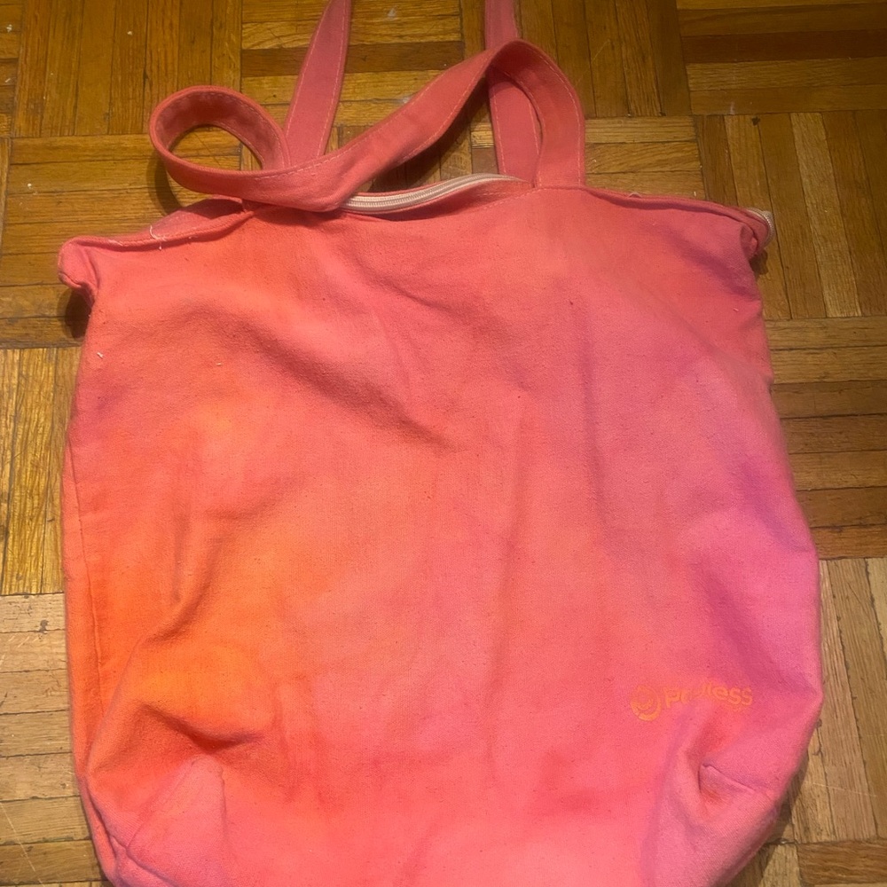 Pink zipper Tote Bag with Heart Design - Picture 2 of 3
